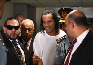 Scopri di più sull'articolo Vita sregolata, caos Bolsonaro, il carcere: il Barcellona prende le distanze da Ronaldinho