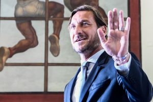Scopri di più sull'articolo La curiosa dedica che chiese Florentino Perez a Totti sulla maglia della Roma