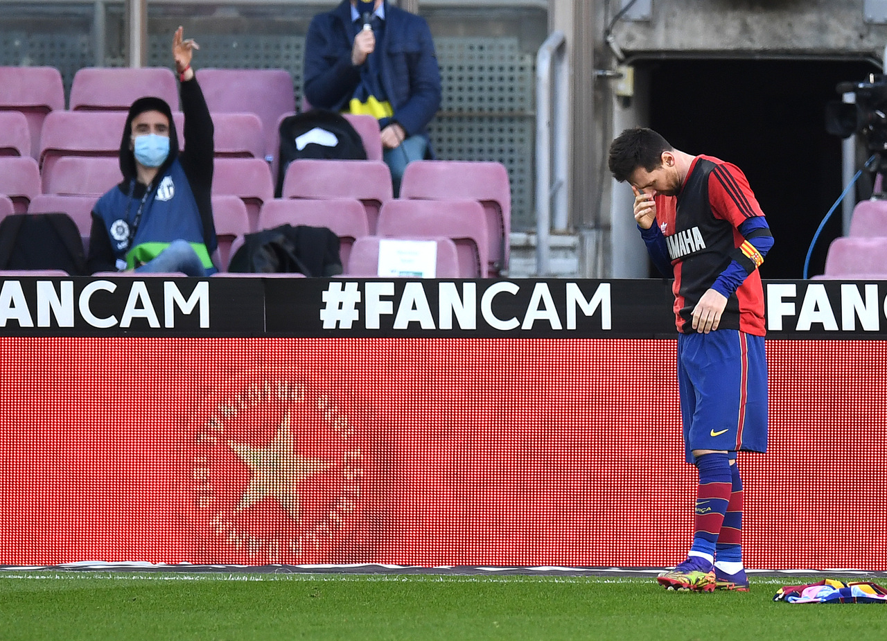 Al momento stai visualizzando L’omaggio di Messi a Maradona costerà caro al Barcellona