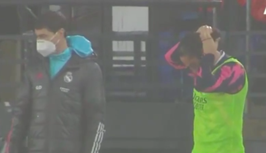 Al momento stai visualizzando Oltre un minuto per legarsi i capelli: il riscaldamento di Isco fa infuriare i tifosi del Real Madrid