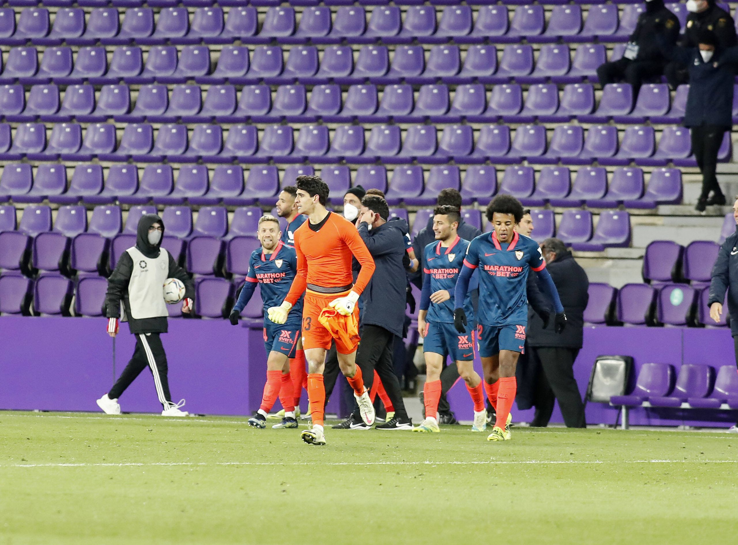 Al momento stai visualizzando 📽 Clamoroso, il Siviglia si salva al 94′ grazie al gol del portiere Bono: Valladolid beffato