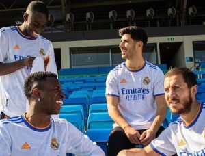 Scopri di più sull'articolo UFFICIALE – Il Real Madrid presenta la maglia Home 2021/2022: Hazard tra i testimonial
